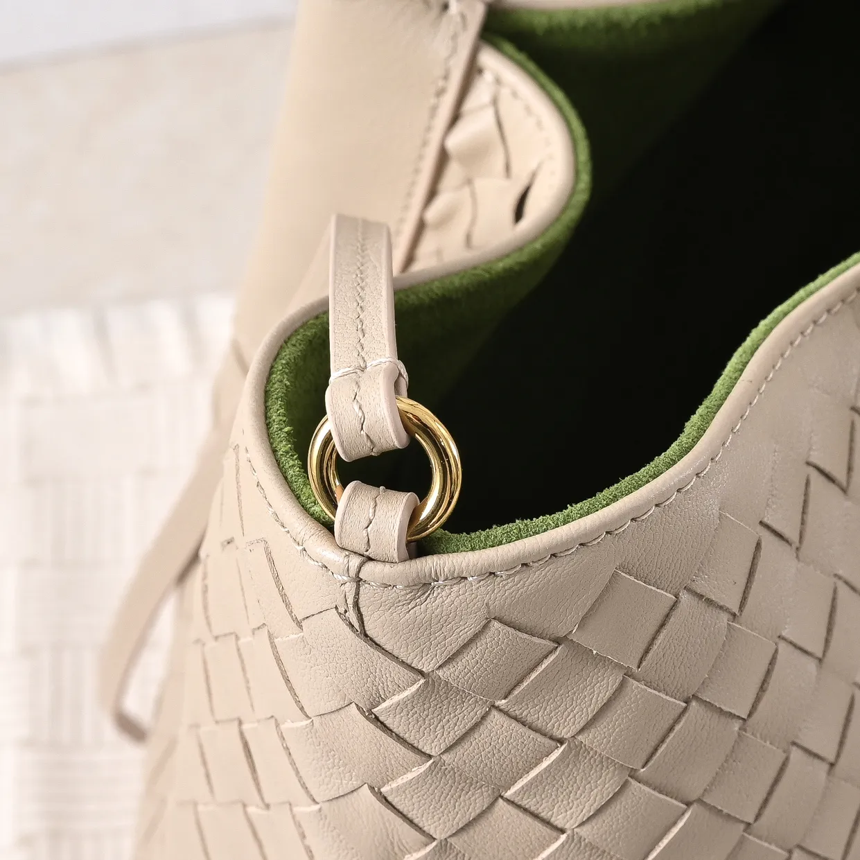 Batch 1860 Bv 2025 early spring series Pinacoteca medium tote handbag. The front is made of classic Intreccia woven cow leather. It is low-key and luxurious. The flip side is made of warm suede. It instantly switches to a lazy and casual style. It has a large interior capacity. It is no pressure to carry a computer for commuting. It is also thoughtfully matched with a small detachable bag. It is full of security. The woven texture is so delicate that you can't put it down. The highlight is that it is super versatile. Come and get your new bag😝 Model: 4371 Size: 34*20*14cm